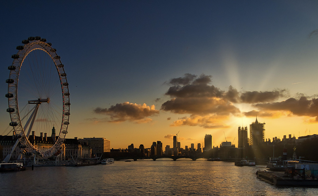 Coucher de soleil sur la Tamise et le London eye